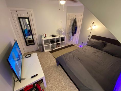 Aesthetic Guys Room Ideas, Small Bedroom Ideas For Guys, Simple Men Room Ideas, Guy Room Inspiration, Male Aesthetic Bedroom, Room Ideas Aesthetic Guys, Cool Guy Rooms, Guys Room Inspiration, Closet Sized Bedroom