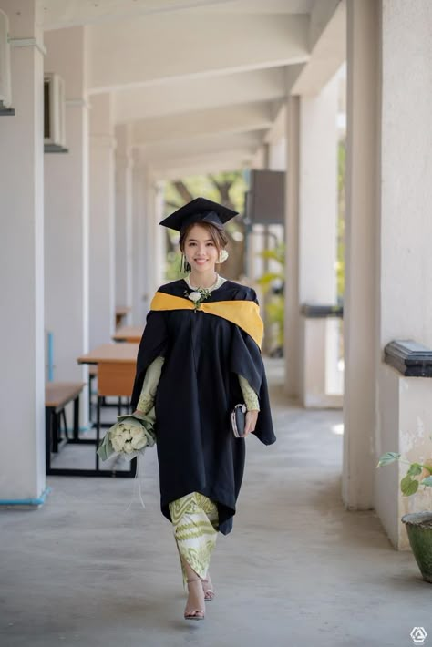 Graduation Photoshoot Women, Pre Convo Photoshoot Idea, Outdoor Graduation Photoshoot Ideas, Convocation Outfit Graduation, Wisuda Photoshoot, Convocation Outfit, Pre Convo, Graduation Pose, Kebaya Modern Dress