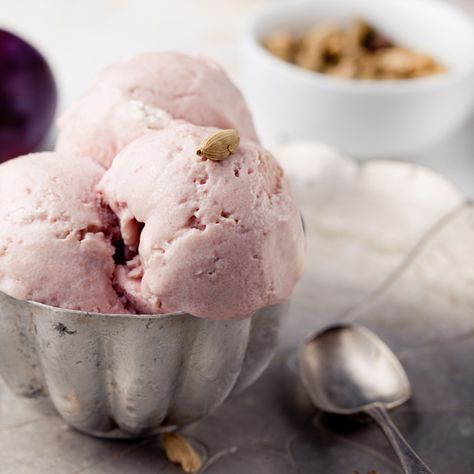 Guava Ice Cream, Guava Puree, Guava Desserts, Frozen Yogurt Recipes, Sorbet Ice Cream, Pink Guava, Ice Cream Sprinkles, Yogurt Ice Cream, Yummy Ice Cream