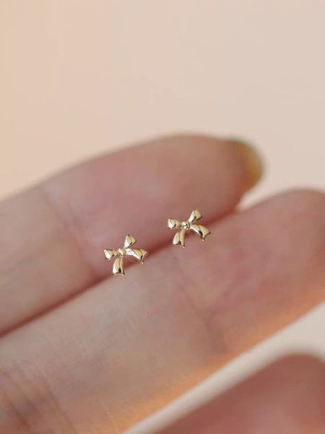 ▪️This Solid Gold Dainty CZ Mini Bow Stud Earring Is made entirely from 10k gold.Very Dainty and Sparkly.Best gift for her▪️All Jewelry is made in U.S from our own studio▪️All Jewelry is packaged and shipped in a delicate jewelry gift box▪️If you are purchasing it as a giftplease feel free to add a personal noteABOUT THE ITEM ▫️Made to Order▫️10k Solid Gold ▫️Custom...#JewelryLovers #Jewelry #Style #Fashion #JewelryAddict #HandmadeJewelry #Accessories #StatementJewelry #Gemstone #JewelryDesign Aesthetic Stud Earrings, Bow Stud Earrings, Cute Jewelry Gold, Now Earrings, Gold Bow Earrings, Cute Dainty Jewelry, Cute Simple Earrings, Cute Gold Earrings, Gold Earrings Aesthetic