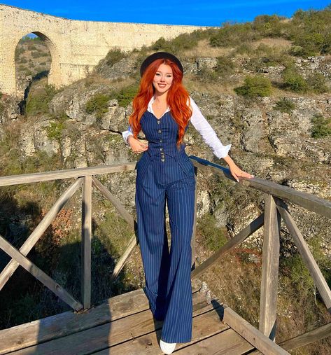 Outfit For Ginger Hair, Redhair Outfit, Ginger Fashion, Evil Oc, Red Hair Outfits, Blue And Pink Hair, Red Heads, Ginger Girls, Insta Ideas