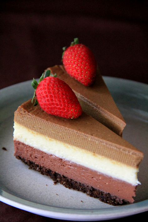 Triple Layer Cheesecake - the BEST, creamiest, richest cheesecake you'll ever make, in dark chocolate, white chocolate & Kahlua coffee flavor!! | rasamalaysia.com Kahlua Coffee, Layer Cheesecake, Rich Cheesecake, Chocolate Graham Crackers, Easy Cheesecake, Easy Delicious Recipes, Chocolate Cheesecake, Coffee Flavor, Decadent Desserts