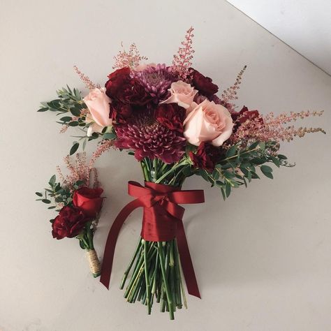 Burgundy and Peach handbouquet Bouquet Of Flowers Burgundy, Maroon Bouquet Wedding, Wedding Bouquets Maroon, Handbouquet Wedding, Maroon Bouquet, Simple Bridesmaid Bouquets, Pink And Burgundy Wedding, Wedding Maroon, Small Bridesmaid Bouquets