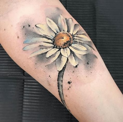 Watercolor Daisy Tattoo, Daisy Tattoo Meaning, Daisy Tattoo Designs, Daisy Flower Tattoos, Watercolor Daisy, Daisy Tattoo, Sunflower Tattoos, Stylist Tattoos, Modern Tattoos