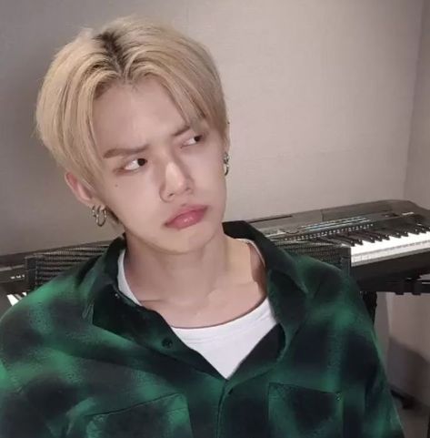 Hello Memes Kpop, Yeonjun Side Eye, Yeonjun Low Quality, Side Eye Video, Kpop Id, Eye Video, Txt Memes, Emoji Backgrounds, Choi Daniel