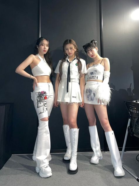 Viviz Stage Outfit, Viviz Group Photo, Pop Outfits, Korean Birthday, Stage Outfit, Seoul Fashion Week, Seoul Fashion, Korean K Pop, Best Albums