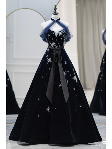 Black Prom Gown, Gaun Abad Pertengahan, Gown Fashion, Old Fashion Dresses, Fantasy Dresses, Black Stars, Dress Design Sketches, Prom Dress Inspiration, Black Prom