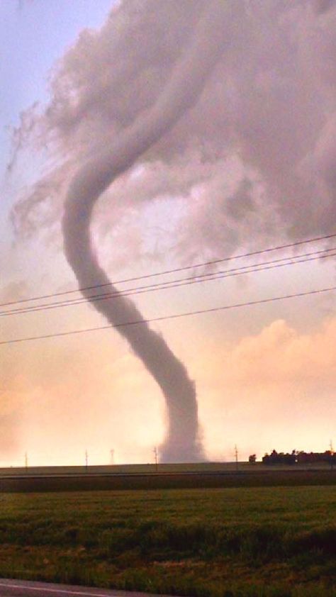 Kansas twisters, May 24th, 2016 Multiple, large, violent tornadoes moved through southwest Kansas. This was a rope tornado, from the same parent supercell that later produced some of the large tornadoes. Ef3-4+ tornadoes. Pic from Alex Hutchins. Rope Tornado, Tornado Pictures, Water Spouts, Storm Pictures, Weather Cloud, Weather Storm, Storm Chasing, Wild Weather, Lightning Storm