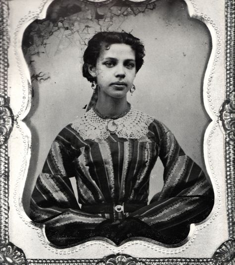 (c. 1850s) Young Woman, possibly of mixed race heritage. Creole People, Louisiana Creole, Lady In Waiting, Vintage Black Glamour, History Images, Vintage Portraits, African American Women, Vintage Photographs, Historical Photos