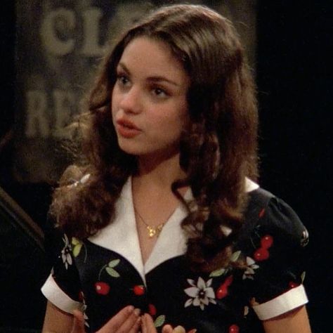 SE1EP1 🥀➰🍒 floral and cherry printed black dress with big white collar and sleeve details // gold butterfly necklace // probably some… Mila Kunis Outfits, Sitcom Fashion, Jackie Burkhart Outfits, Jackie That 70s Show, Danny Masterson, Jackie Burkhart, Johnny Cade, Wilmer Valderrama, 70s Show