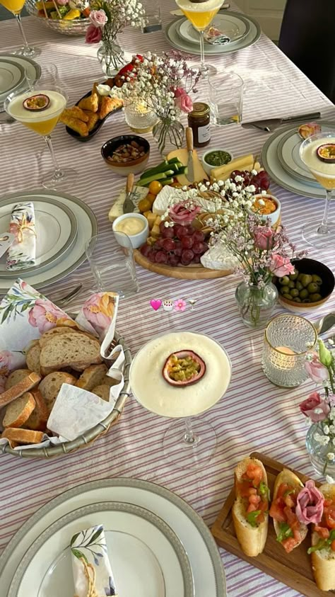 Aesthetic Brunch Table, Brunch Table Aesthetic, Birthday Dinner Restaurant Ideas, Summer Brunch Aesthetic, Birthday Brunch Restaurant, Birthday Brunch Table Setting, Spring Birthday Aesthetic, Brunch Party Aesthetic, Cozy Birthday Party Ideas