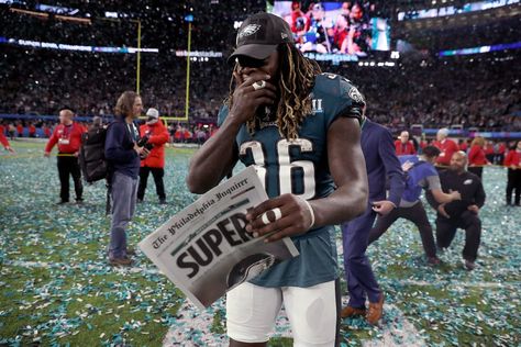 Brian Leighton on Twitter: "Eagles win the #SuperBowl, and Jay Ajayi holds the @PhillyInquirer instant front page!… " Eagles Superbowl, Philadelphia Eagles Funny, Philadelphia Eagles Batman, Philadelphia Eagles Stadium, Eagles Win, Eagles Memes, Philadelphia Eagles Memes Funny, The Dolphins, Fly Eagles Fly