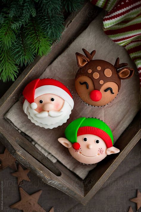 Christmas Cupcake Designs, Modern Christmas Cake, Thanksgiving Cupcake Ideas, Sweater Cupcakes, Cupcakes For Thanksgiving, Christmas Cupcake Cake, Santa Cupcakes, Mini Christmas Cakes, Cupcakes Decorating