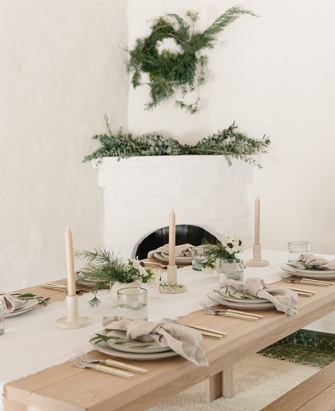 I am a dreamer Festive Dining Table, Minimalist Farmhouse, Minimalist Christmas Decor, Natural Christmas Decor, Dining Table Accessories, Holiday Greenery, Decoration Flowers, Cottage Christmas, Farmhouse Holiday