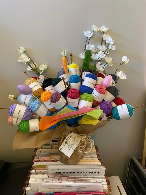 Yarn Bouquet, Bouquet Crochet, Christmas Gift Basket Ideas, Gift For Mom Christmas, Beginner Crochet Tutorial, Crochet Humor, Crochet Shop, Crochet Business, Christmas Gift For Mom