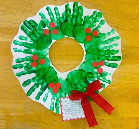 Couronne Diy, Christmas Wreath Craft, Handprint Christmas, Crafts Preschool, Preschool Christmas Crafts, Christmas Arts And Crafts, Holiday Crafts For Kids, Christmas School, Preschool Christmas