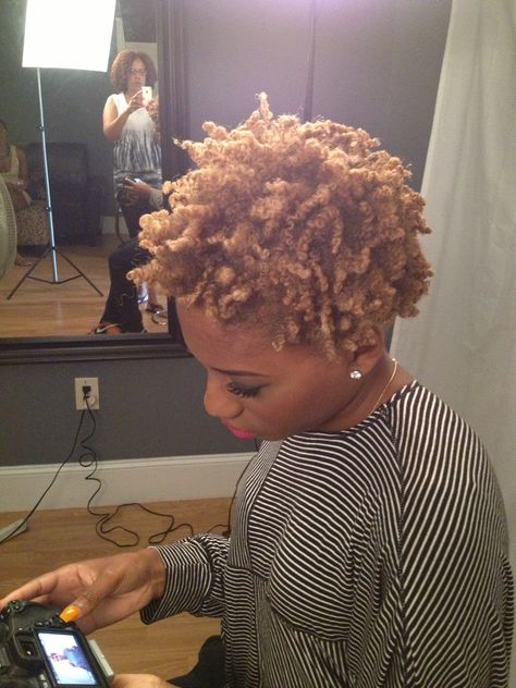 On the set taping for the new issue of Natura magazine usa.com#naturamagazine#naturalhair Curly Locs, Natural Hair Pictures, Twist Curls, Funky Short Hair, Nappy Hair, Natural Afro Hairstyles, Natural Hair Twists, Natural Styles, Afro Hair