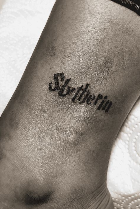 Tattoo Ideas Harry Potter Slytherin, Slytherin Aesthetic Tattoo, Small Slytherin Tattoo Ideas, Hogwarts Tattoo Ideas, Tattoo Ideas Slytherin, Draco Malfoy Tattoo Ideas, Slytherin Drawing Ideas, Harry Potter Slytherin Tattoo, Slytherin Tattoo Minimalist