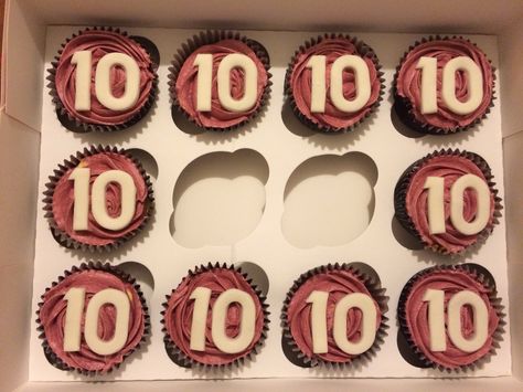 10 Ten Year Anniversary Cupcakes 10 Year Anniversary Desserts, 90s Party Decorations, 100 Years Celebration, Anniversary Cupcakes, Fun Cupcake Recipes, Ten Year Anniversary, Pig Party, 90s Party, Cupcake Designs