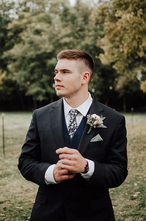 Outdoor Suit Photography, Wedding Poses Groom, Groom Portraits Poses, Groom Solo Poses, Wedding Groom Poses, Groomsmen Photos Getting Ready, Groom Photoshoot Poses, Groomsman Poses, Groom Photos Poses