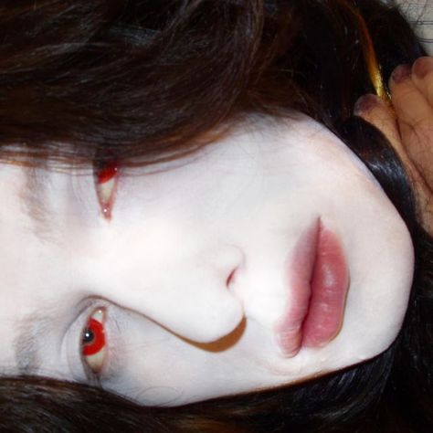 Pale Vampire Makeup, Vampire Skin, Vampire Beauty, Spooky Makeup, Vampy Makeup, White Face Paint, Pale Makeup, Vampire Makeup, Alt Makeup