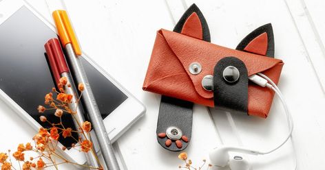 This original FIMO leather-effect fox pouch is great for storing small items or money and is also a decorative, homemade accessory that sweetens up your everyday life. Fimo Leather Effect Ideas, How To Braid Rope, Fimo Leather Effect, Diy Incense Holder, Polymer Clay Ideas, Clay Pen, Polymer Clay Ring, Sculpey Clay, Polymer Clay Animals