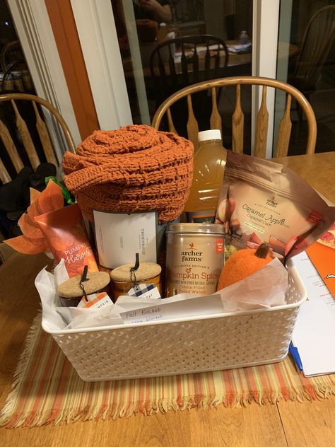 Thanksgiving Baskets, Boo Basket Ideas, Fall Basket, Fall Gift Baskets, Spooky Halloween Gifts, Spooky Basket, Halloween Gift Baskets, Homemade Gift Baskets, Boo Baskets