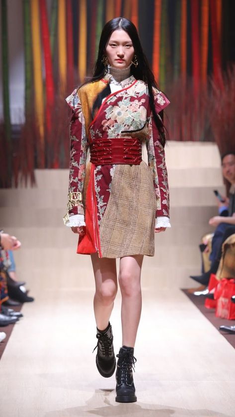 Vivienne Tam Fall 2019 | Ready-to-Wear Modern Chinese Fashion, Chinese Fancy Dress, Shanghai Fashion Week, Shanghai Fashion, Vivienne Tam, Fashion Gal, Chinese Fashion, Womenswear Fashion, Fashion Show Images