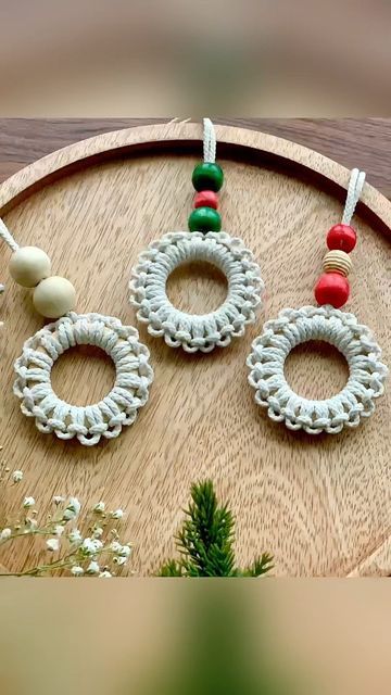 Easy Macrame Wreath, Macrame Wreath Ornament, Macrame Christmas Tree Ornaments, Macrame Knots Diy, Macrame Wreath, Macrame Christmas Tree, Easy Macrame, Macrame Christmas, Wreath Ornament