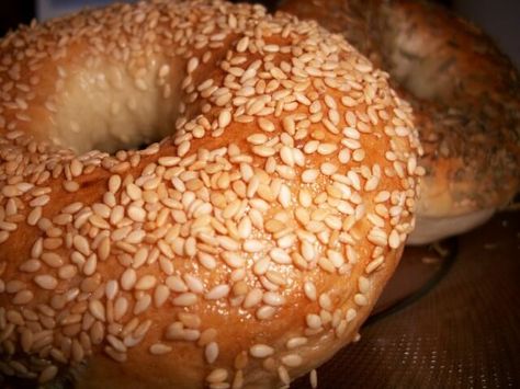 Jewish Bagel Recipe, Pretzel Roll Recipe, New York Style Bagels, Ny Bagel, Bagel Recipe Easy, Bagels Recipe, Blueberry Bagel, New York Bagel, Homemade Bagels