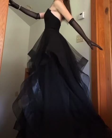 Black Gown For Prom, Black Dress Prom Silk, Tomboy Dresses Prom, Black Prom Dress With Gloves, Dress Ideas Aesthetic, Pretty Dresses Black, Dramatic Black Dress, Black Dress Fancy, Prom Black Dress