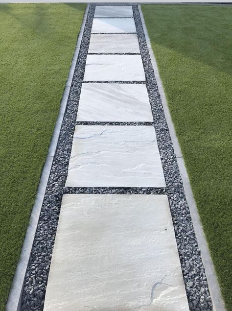 Home Walkway Ideas, Footpath Ideas, Walkway Pavers Ideas, Backyard Walkway, Walkway Landscaping, Walkway Design, Outdoor Walkway, Modern Backyard Landscaping, Garden Paving