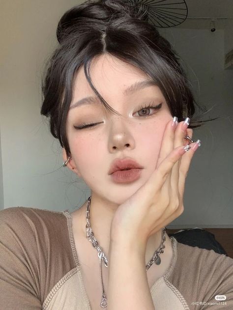 Makeup Ala Korea, Makeup Asia, Idol Makeup, Love Hairstyles, Ulzzang Aesthetic, Hogwarts Dr, Face Charts, Kawaii Makeup, Chic Makeup