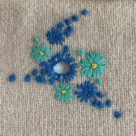 Visible Mending Flower, Visible Mending Tshirt, Mending A Hole In Fabric, Visible Mending Sweater, Mending Holes With Embroidery, Visible Mending Stitches, Embroidery Easy, Mending Clothes, Textile Art Embroidery