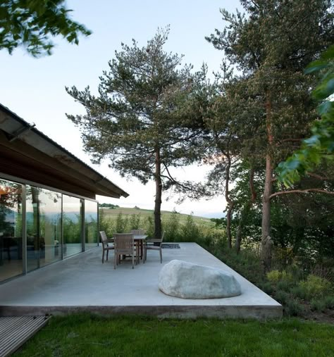 love the stone on the patio Simple Gardens, Giant Boulder, Architecture Garden, Backyard Balcony, House Extension, Geneva Switzerland, Green Architecture, House Extensions, Private Garden