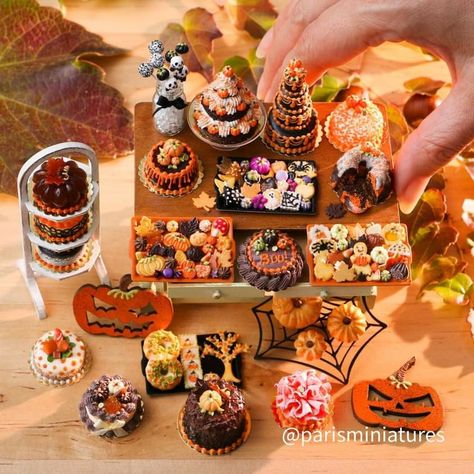 Cakes And Pastries, Chocolate Rabbit, Miniature Halloween, Food Artists, Mini Treats, Fall Foods, Halloween Miniatures, Halloween Kitchen, Doll Food