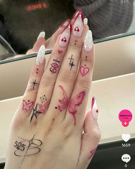 Elmo Wallpaper, Pink Tattoo, Finger Tats, Cute Hand Tattoos, Hand And Finger Tattoos, Pretty Hand Tattoos, Inspiration Tattoos, Tattoos For Black Skin, Pretty Tattoos For Women