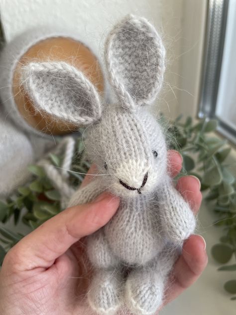 Knitted toys Newborn Bunny, Crochet Newborn Outfits, Knitting Bear, Baby Flip Flops, Hand Knit Toys, Rabbit Knitting Pattern, Knitted Bunnies, Elf Toy, Knitted Bunny