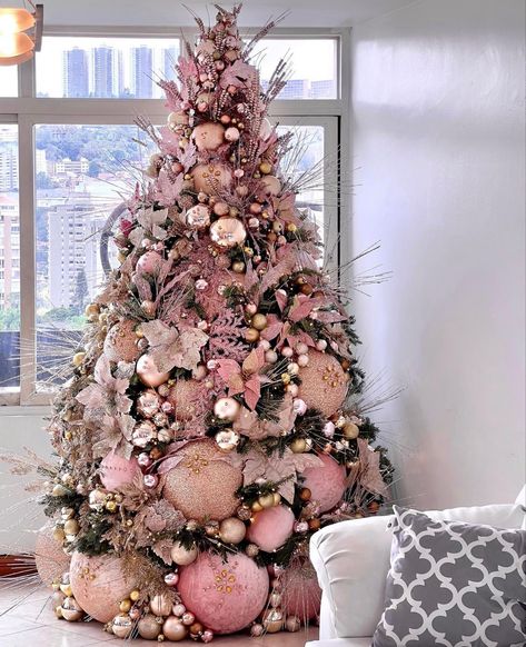 Glamorous Christmas Tree, Pink Xmas Tree, Pink Christmas Tree Decorations, Pastel Christmas Decor, Rose Gold Christmas Tree, Elegant Christmas Tree Decorations, Amazing Christmas Trees, A Pink Christmas, Pink Xmas