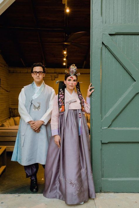 This intentionally intimate and artistic New Orleans dinner party wedding married Korean traditions with Southern opulence. You've GOT to see this wedding! Korean Wedding Paebaek, Korean Wedding Decorations, New Orleans Dinner, Korean Wedding Traditions, Glam Dinner Party, Korean Tea, Dinner Party Wedding, Korean Traditional Clothing, Nola Wedding