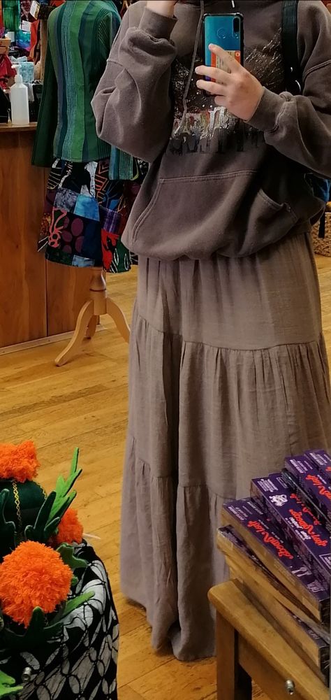 Brown And Grey Outfit Aesthetic, Long Brown Skirts Outfits, Long Brown Skirt Outfit Winter, Long Brown Maxi Skirt Outfit, Light Brown Long Skirt Outfit, Maxi Skirt Brown, Hoodie With Maxi Skirt, Brown Maxi Skirt Outfit Aesthetic, Maxi Skirt Hoodie Outfit