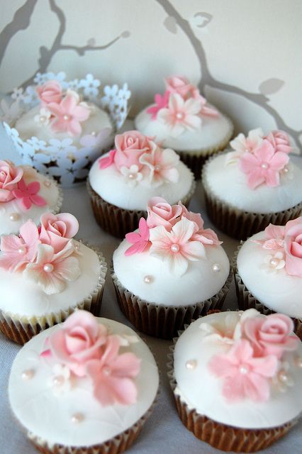 White wedding cupcakes with pink fondant flowers on top Fancy Cupcakes, Cake Mini, Pretty Cupcakes, Cupcakes Decorados, Creative Cupcakes, Beautiful Cupcakes, Cupcake Designs, Fondant Flowers, Flower Cupcakes