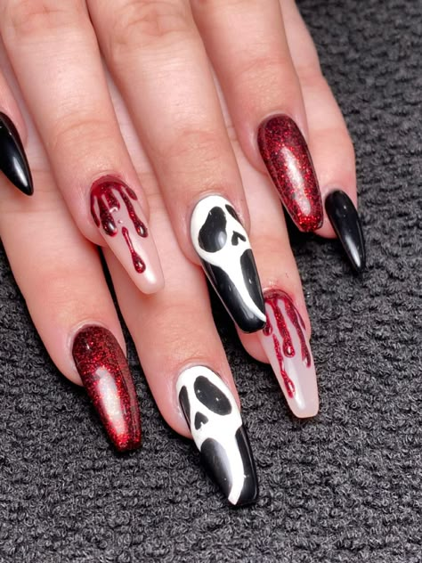 Red Ghostface Nails, Scream Mask Nails, Scream Nails Almond, Scream Inspired Makeup, It Inspired Nails, Scream Themed Nails, Scream Face Nails, Ghostface Nails Acrylic, Kim Possible Nails