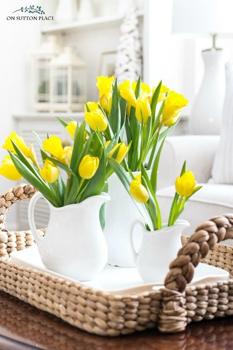 Spring Tulip Arrangements, Decorating With Tulips, Spring Time Decor, Spring Indoor Decor, Summer Decorating Ideas For The Home, Diy Spring Centerpieces, Spring Decorating Ideas Diy, May Decor, Spring Decorations For The Home