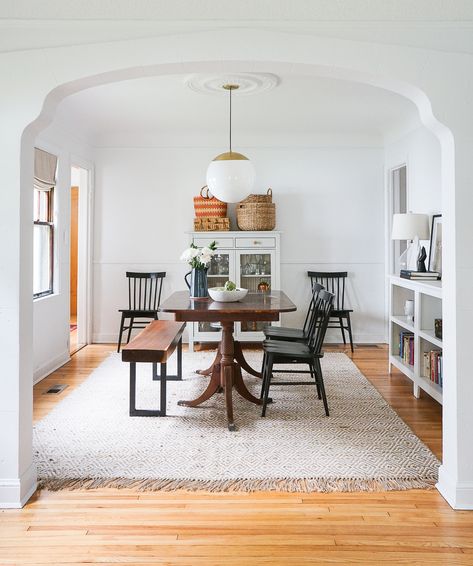 Dining Room Boho Apartment, Windsor Dining Chairs, Light Hardwood Floors, Beautiful Dining Rooms, Trendy Living Rooms, Dining Room Inspiration, Living Room Storage, Décor Diy, Dining Room Ideas