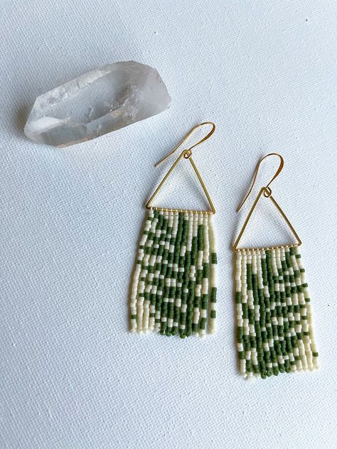 Delica Earrings, Seed Bead Bracelet Patterns, Seed Bead Jewelry Patterns, Diy Beading, Beaded Necklace Patterns, Beaded Earrings Tutorials, Beaded Earrings Diy, Beaded Bracelets Tutorial, Seed Bead Patterns