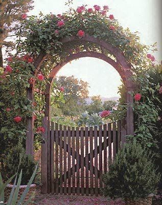 Portãozinho para o jardim, ornamentado com roseira-trepadeira toda florida. Garden Gate Design, Gate Wall Design, Diy Garden Fence, Diy Garden Fountains, Front Garden Design, Garden Arbor, Garden Entrance, Diy Garden Furniture, Side Garden