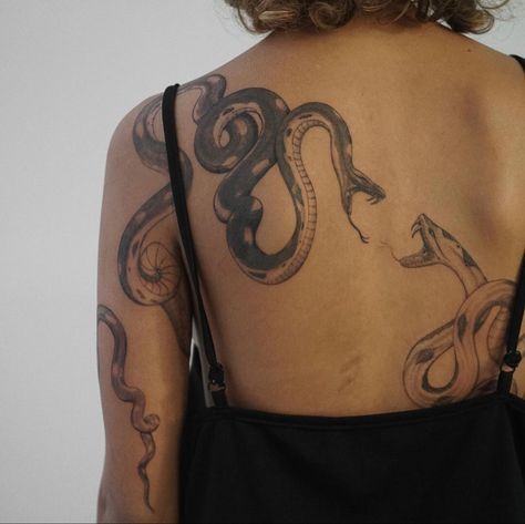 Tato Minimal, Back Tattoo Women, Dainty Tattoos, Spine Tattoos, Aesthetic Tattoo, Black Ink Tattoos, Snake Tattoo, Back Tattoos, Dope Tattoos