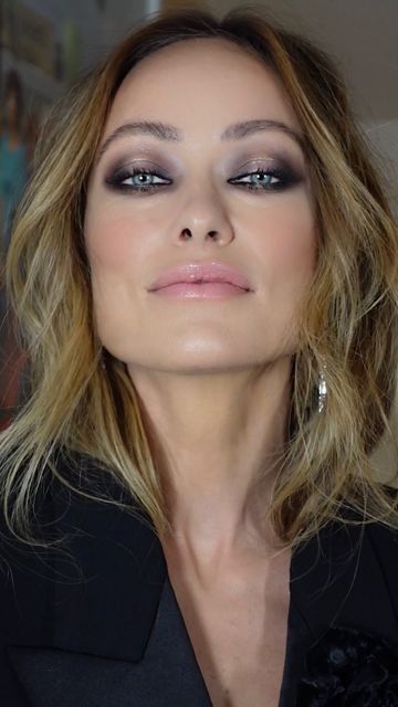 JO BAKER on Instagram: "O L I V I A • W I L D E 🇬🇧 Charcoal Smokies with greased lids on #oliviawilde for the premiere of #babylon on Thursday night in LA ⚡️ Style @karlawelchstylist Hair @mararoszak Makeup by me #jobakermakeupartist 💋 #smokeyeyes #makeupoftheday #makeup #makeupartist" Celebrity Smokey Eye Makeup, French Smokey Eye, Brunette Hair Makeup Looks, Jo Baker Makeup, Lived In Makeup, Purple Smoky Eyes Makeup, Smoky Eyeshadow For Blue Eyes, Smokey Eye Makeup For Hooded Eyes, Rock Chic Makeup