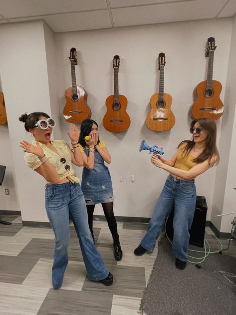 insta: @emma.vigi had minion day at my school :) Sister Circle, Minion Halloween, Minion Costumes, Trio Halloween Costumes, Spirit Week, My School, I School, School Spirit, Minion